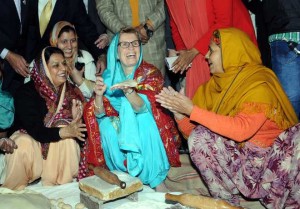 Ontario’s Premier Kathleen Wynne (center) make a chapati at the langer hall during her visit to the Golden Temple in Amritsar on Sunday. (Photo courtesy: Tribune photo: Vishal Kumar