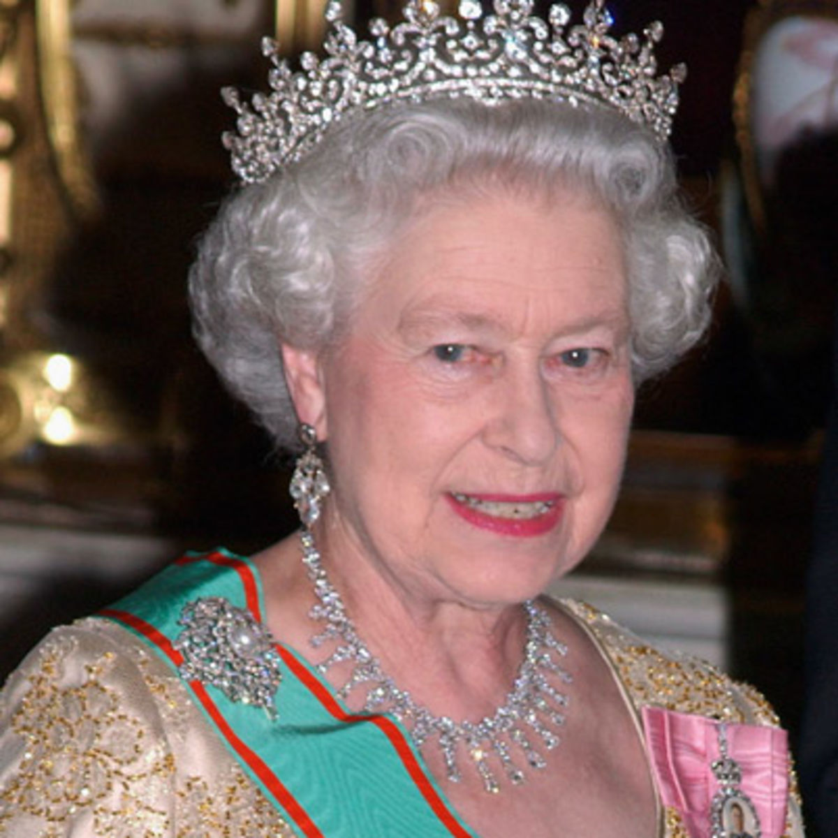 Queen Elizabeth in line for pay rise of $72,000 per week - INDIA New ...