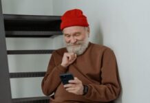 Look for these while buying a phone for elderly