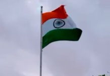 SRK, family celebrate ‘Har Ghar Tiranga’, hoist Tricolour at Mannat