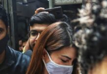 Jacqueline dodges media, enters court wearing lawyer’s robe