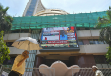 Indian Markets Close Lower as Global Weakness Drags Down IT and Metal Stocks