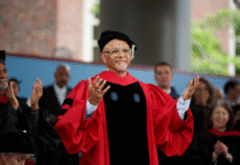 Physician-writer Verghese foregrounds immigrants’ contributions to Harvard and the nation, urges graduates to show courage, character in face of hardship