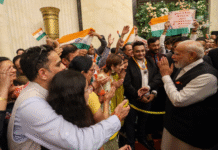 Indian Diaspora in China Gives Rousing Welcome to PM Modi in Tianjin